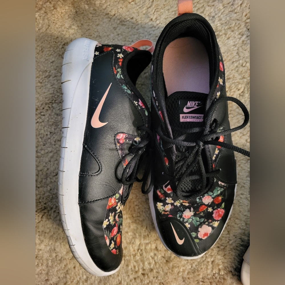 Nike Tennis Shoes